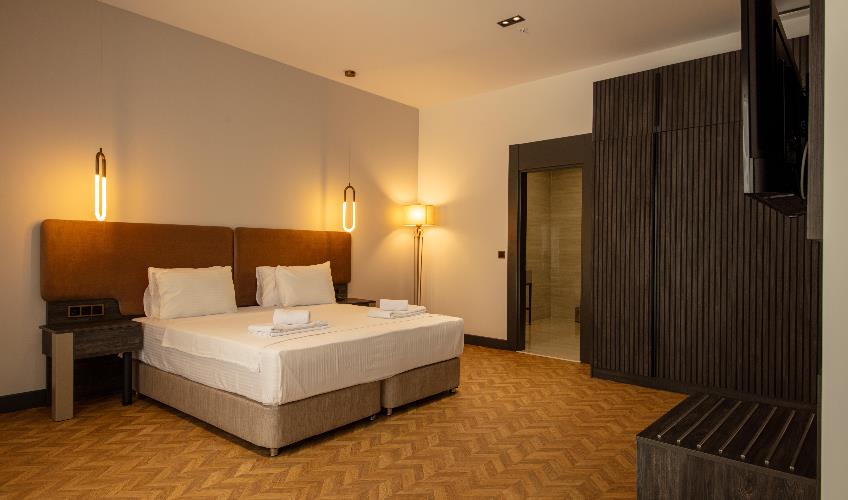 En fazla 2 yetişkin + 1 çocuk + 1 bebek (0-2 yaş) veya 1 yetişkin + 1 çocuk + 1 bebek (0-2 yaş).