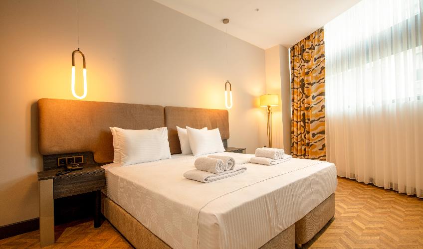 En fazla 4 yetişkin + 2 çocuk + 1 bebek (0-2 yaş) veya 3 yetişkin + 2 çocuk + 1 bebek (0-2 yaş).