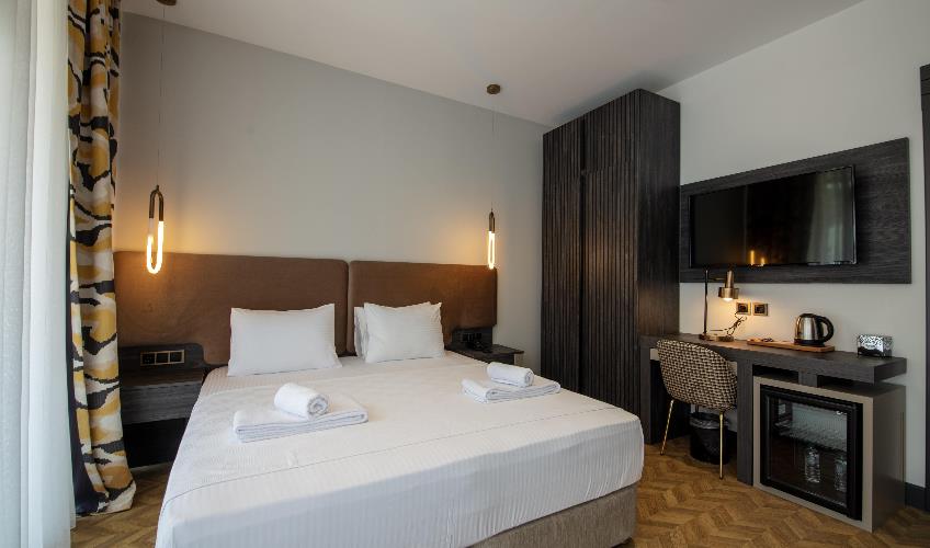 En fazla 2 yetişkin + 1 bebek (0-2 yaş).