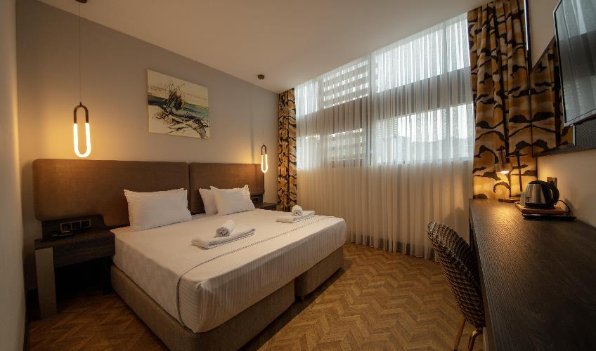 En fazla 4 yetişkin + 2 çocuk + 1 bebek (0-2 yaş) veya 3 yetişkin + 2 çocuk + 1 bebek (0-2 yaş).