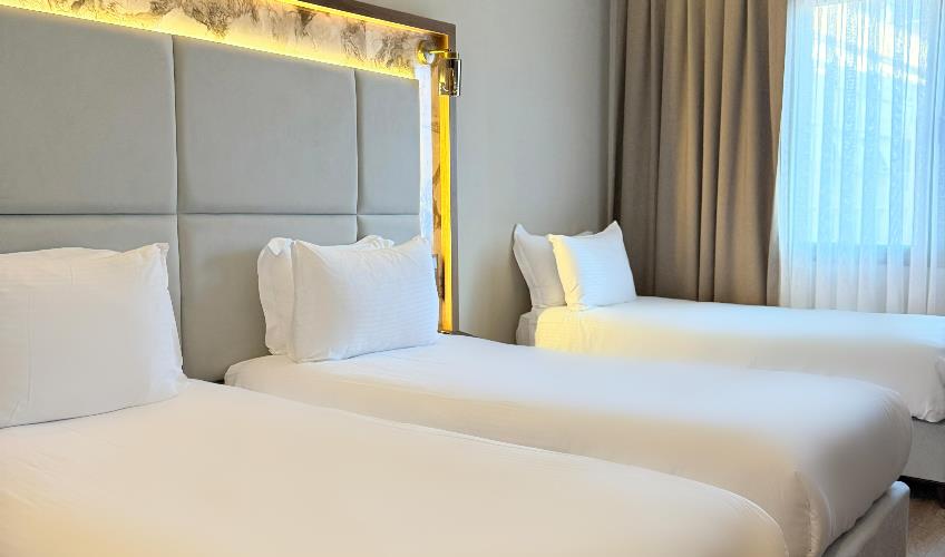 En fazla 3 yetişkin.