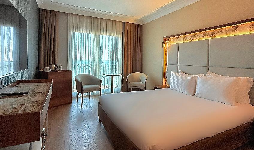 En fazla 2 yetişkin + 1 bebek (0-2 yaş).