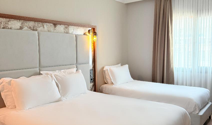 En fazla 3 yetişkin.