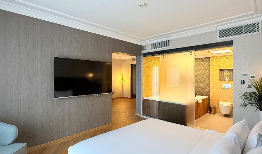 En fazla 3 yetişkin + 1 bebek (0-2 yaş).