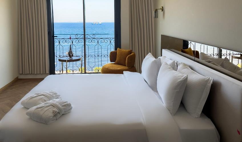 En fazla 3 yetişkin + 1 bebek (0-2 yaş).