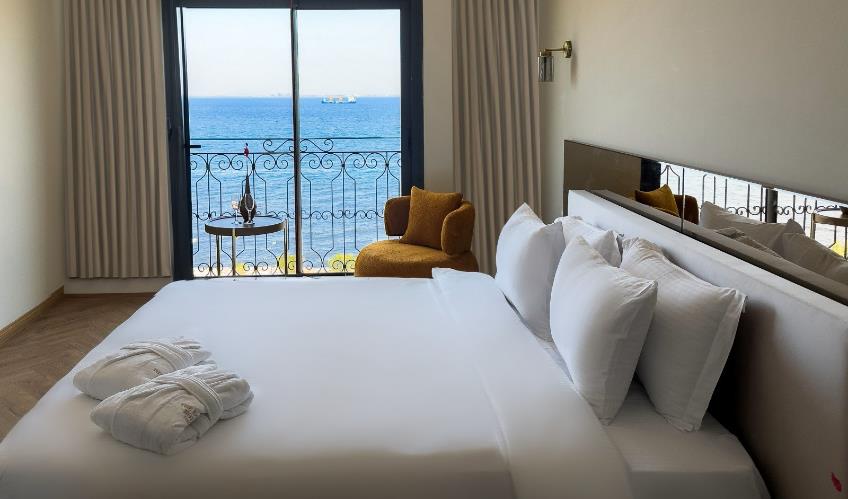 En fazla 3 yetişkin + 1 bebek (0-2 yaş).