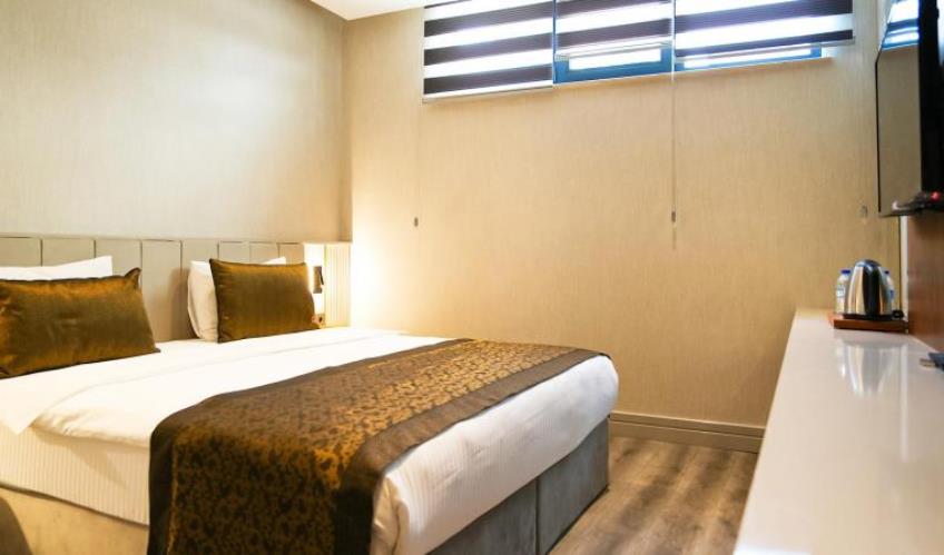 En fazla 2 yetişkin + 1 bebek (0-2 yaş).