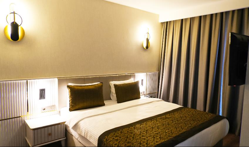 En fazla 2 yetişkin + 1 çocuk + 1 bebek (0-2 yaş) veya 1 yetişkin + 1 çocuk + 1 bebek (0-2 yaş).