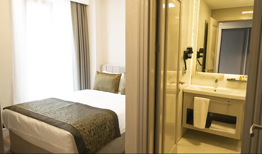 En fazla 2 yetişkin + 1 bebek (0-2 yaş).