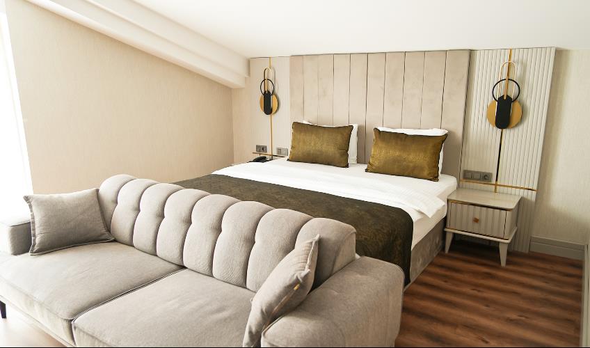 En fazla 2 yetişkin + 1 çocuk + 1 bebek (0-2 yaş) veya 1 yetişkin + 1 çocuk + 1 bebek (0-2 yaş).