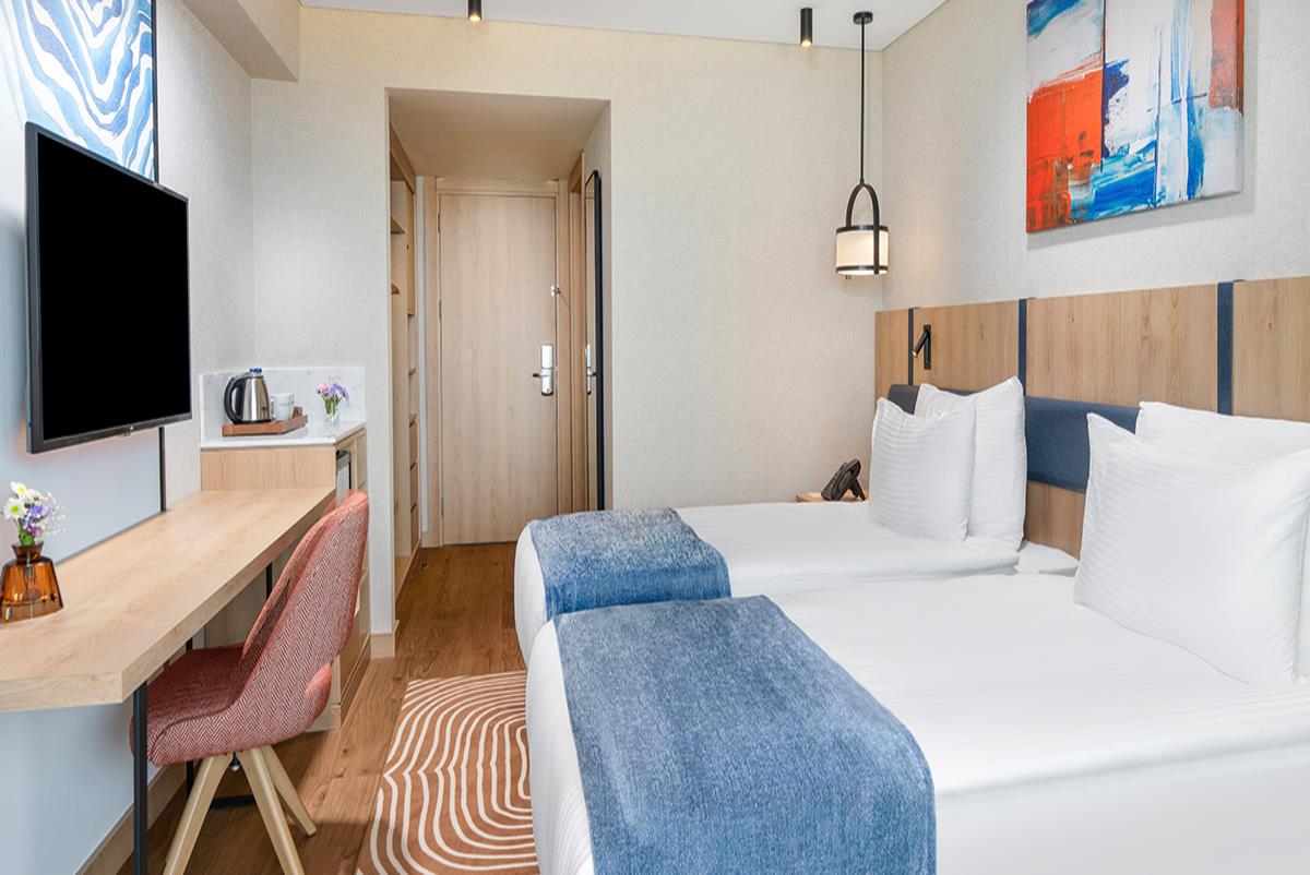 En fazla 3 yetişkin.