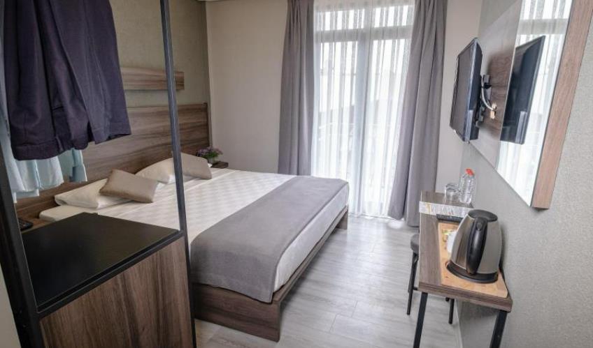 En fazla 3 yetişkin.