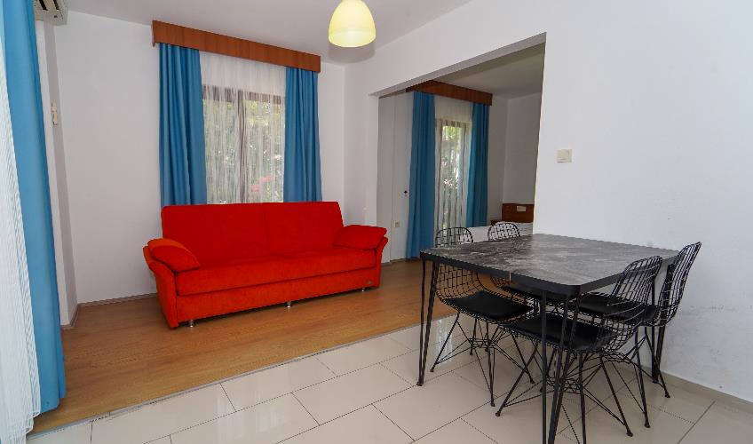 En fazla 3 yetişkin.