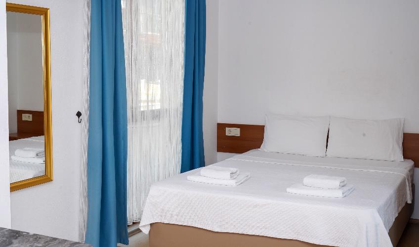 En fazla 3 yetişkin.