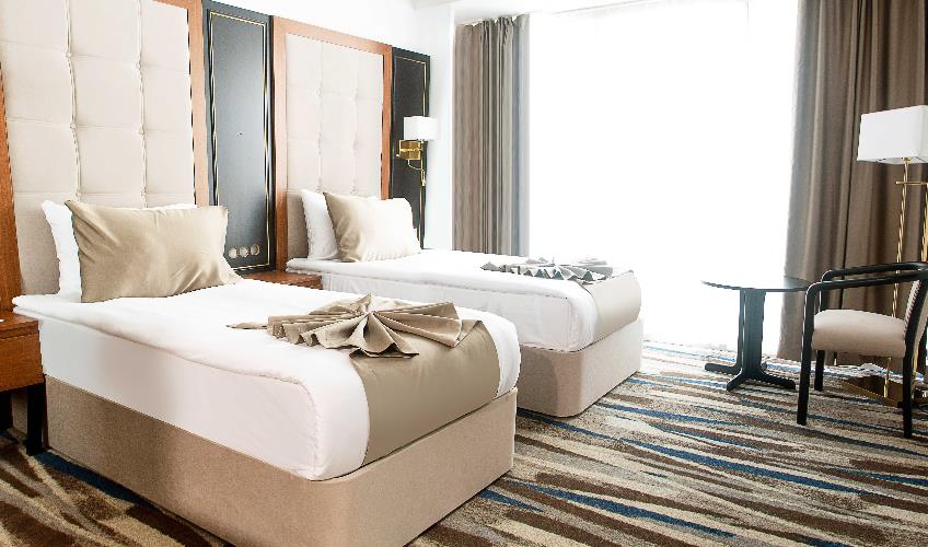 En fazla 2 yetişkin.