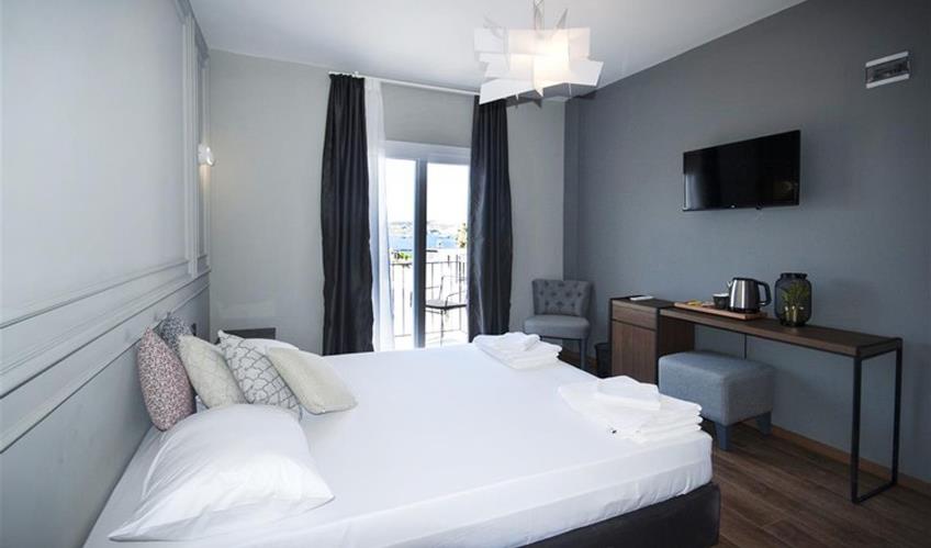 En fazla 2 yetişkin + 1 bebek (0-2 yaş).