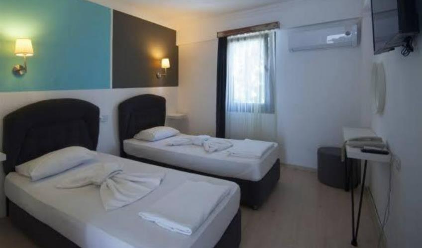 En fazla 2 yetişkin + 1 bebek (0-2 yaş).