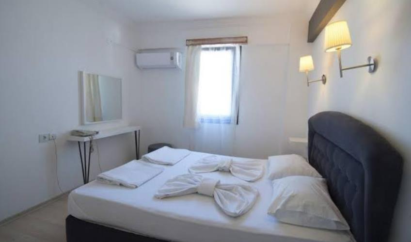 En fazla 2 yetişkin + 1 bebek (0-2 yaş).