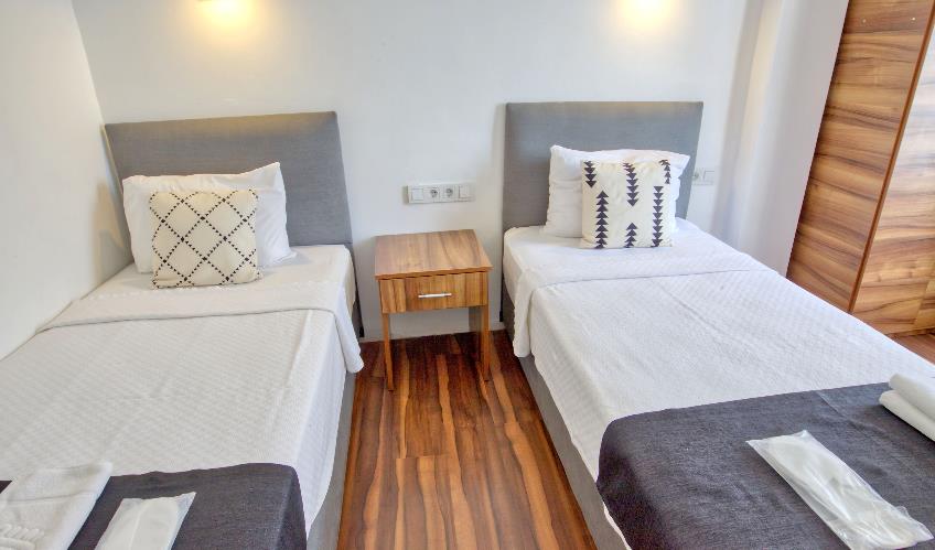 En fazla 2 yetişkin.