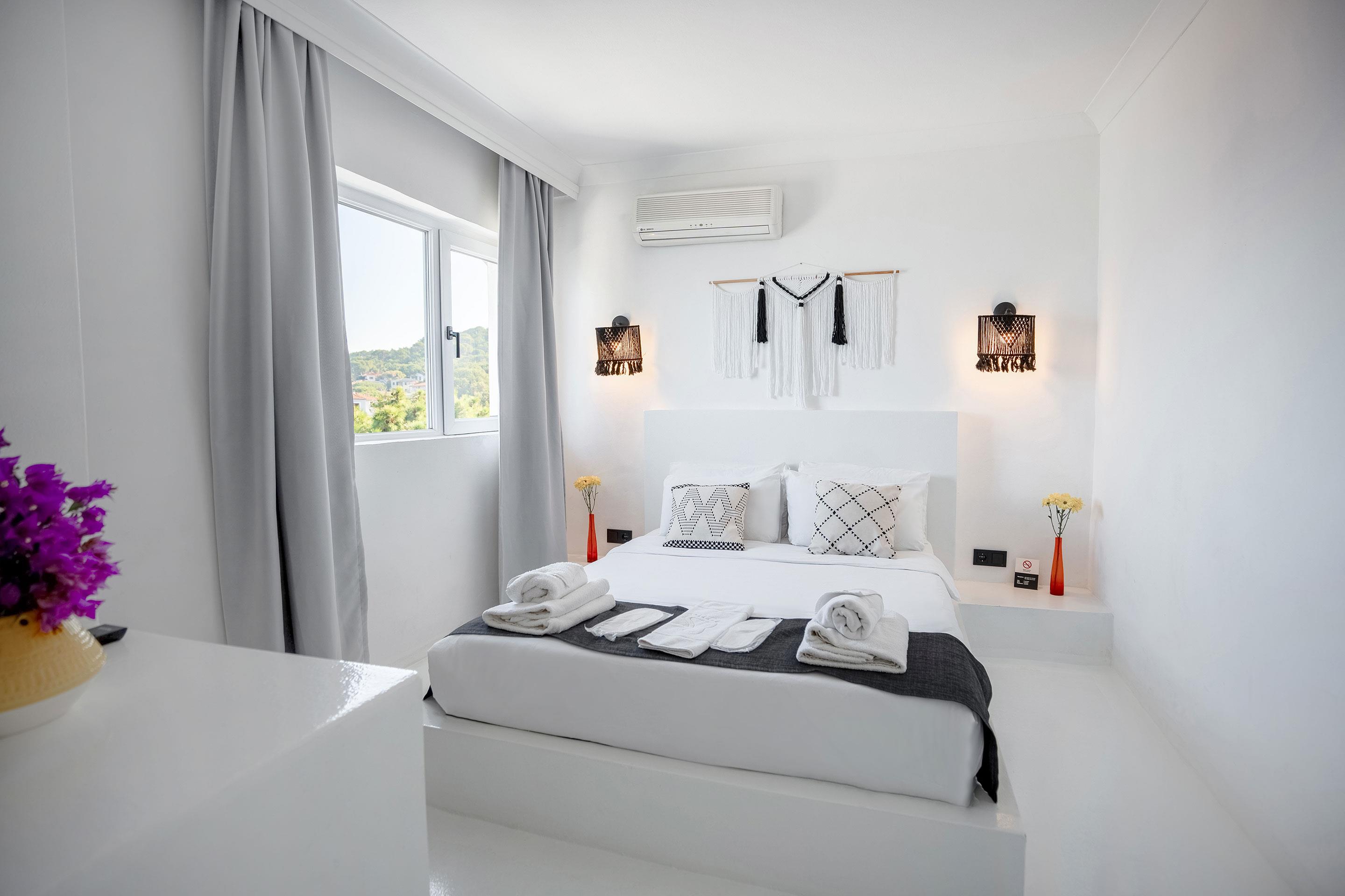 En fazla 3 yetişkin.