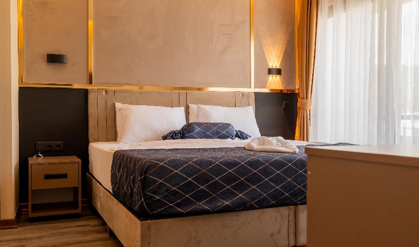 En fazla 2 yetişkin + 1 bebek (0-2 yaş).