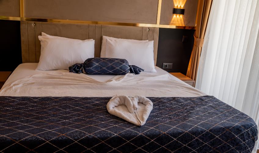 En fazla 2 yetişkin + 1 bebek (0-2 yaş).