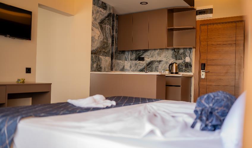 En az 3 yetişkin, En fazla 3 yetişkin + 1 bebek (0-2 yaş).