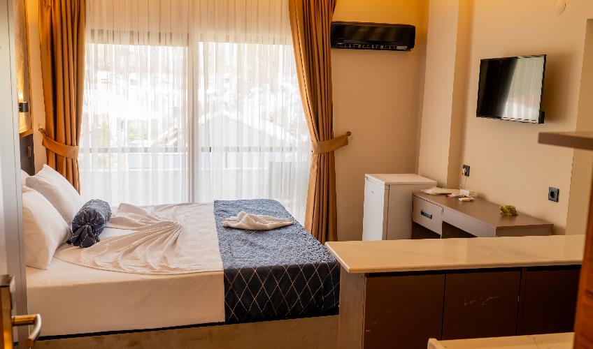 En fazla 2 yetişkin + 1 bebek (0-2 yaş).