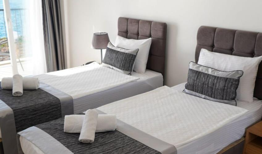 En fazla 4 yetişkin veya 3 yetişkin + 1 çocuk.