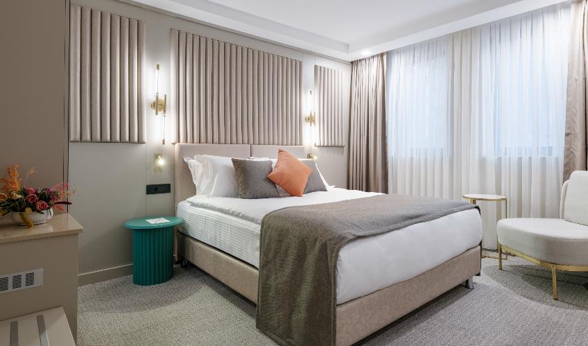 En fazla 3 yetişkin veya 2 yetişkin + 1 çocuk.