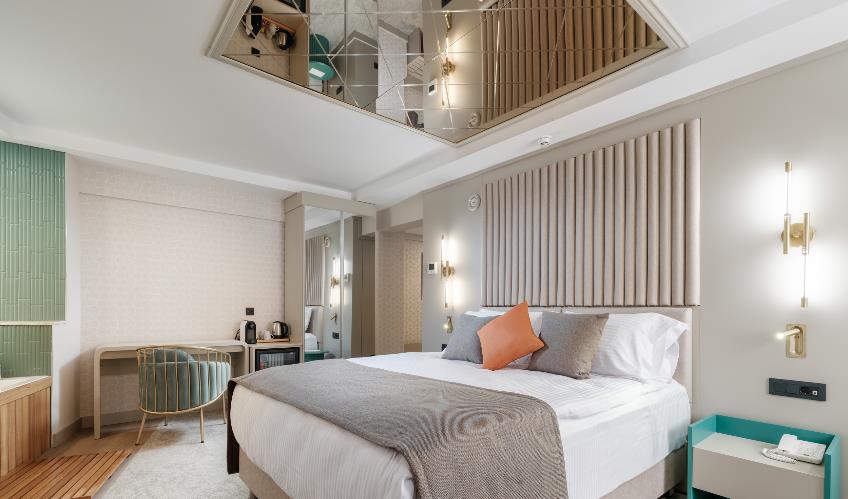 En fazla 3 yetişkin veya 2 yetişkin + 1 çocuk.