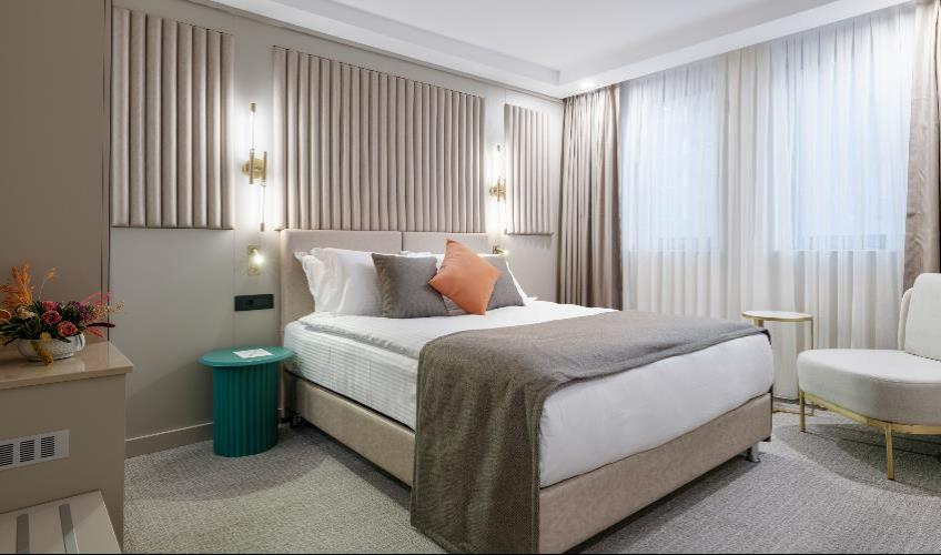 En fazla 3 yetişkin veya 2 yetişkin + 1 çocuk.