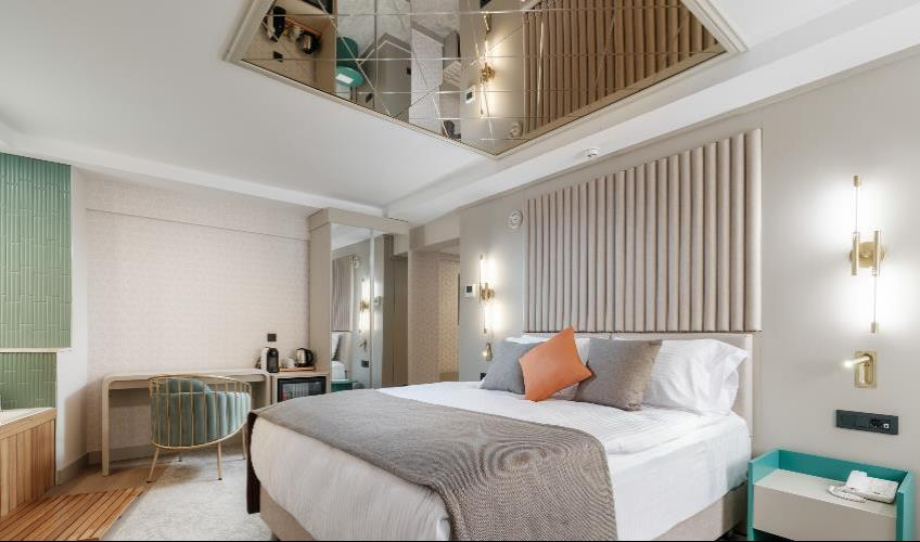 En fazla 3 yetişkin veya 2 yetişkin + 1 çocuk.