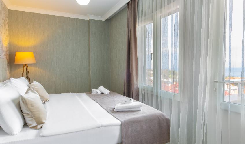 En fazla 3 yetişkin + 1 çocuk + 1 bebek (0-2 yaş) veya 2 yetişkin + 1 çocuk + 1 bebek (0-2 yaş).