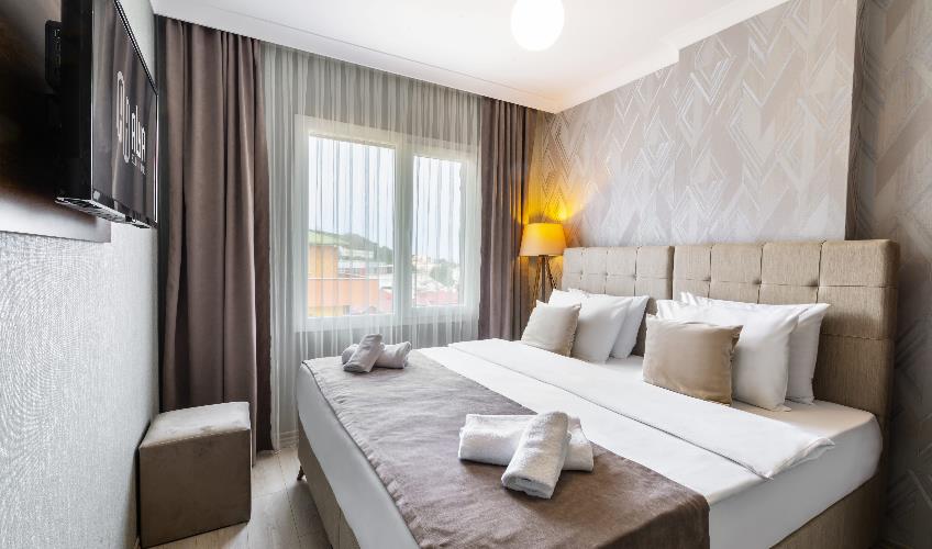 En fazla 4 yetişkin + 2 çocuk + 1 bebek (0-2 yaş) veya 3 yetişkin + 2 çocuk + 1 bebek (0-2 yaş).