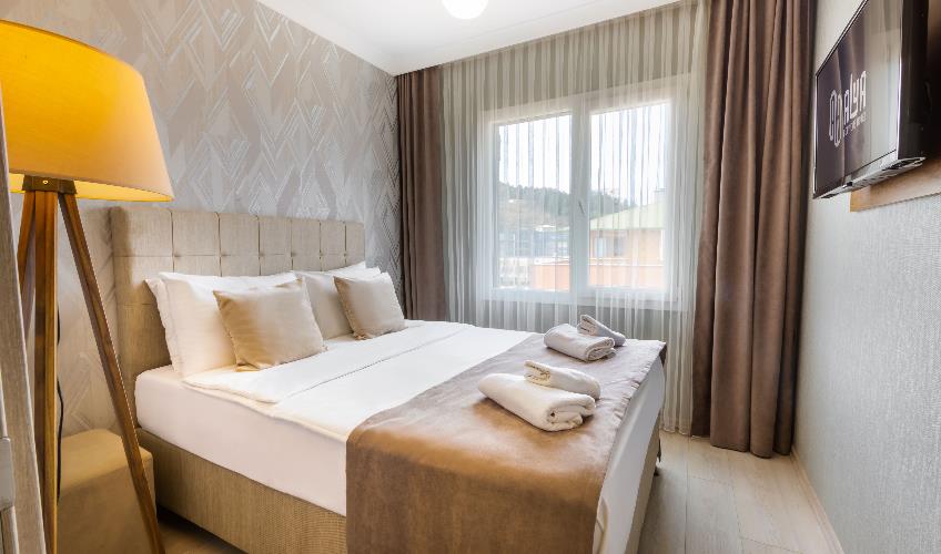 En fazla 4 yetişkin + 2 çocuk + 1 bebek (0-2 yaş) veya 3 yetişkin + 2 çocuk + 1 bebek (0-2 yaş).