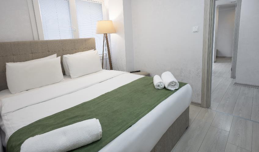 En fazla 2 yetişkin + 1 bebek (0-2 yaş).