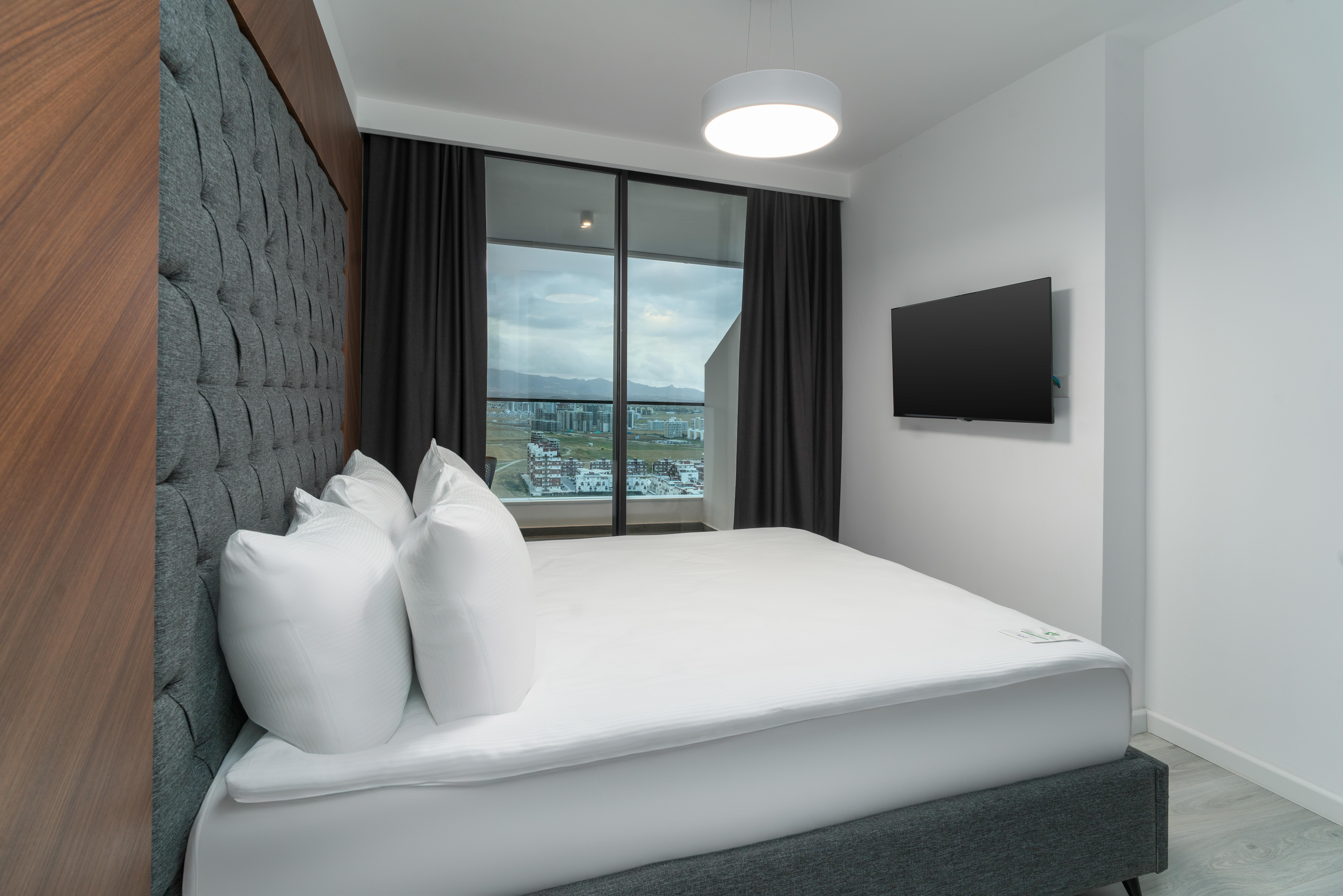 En fazla 4 yetişkin veya 3 yetişkin + 1 çocuk.