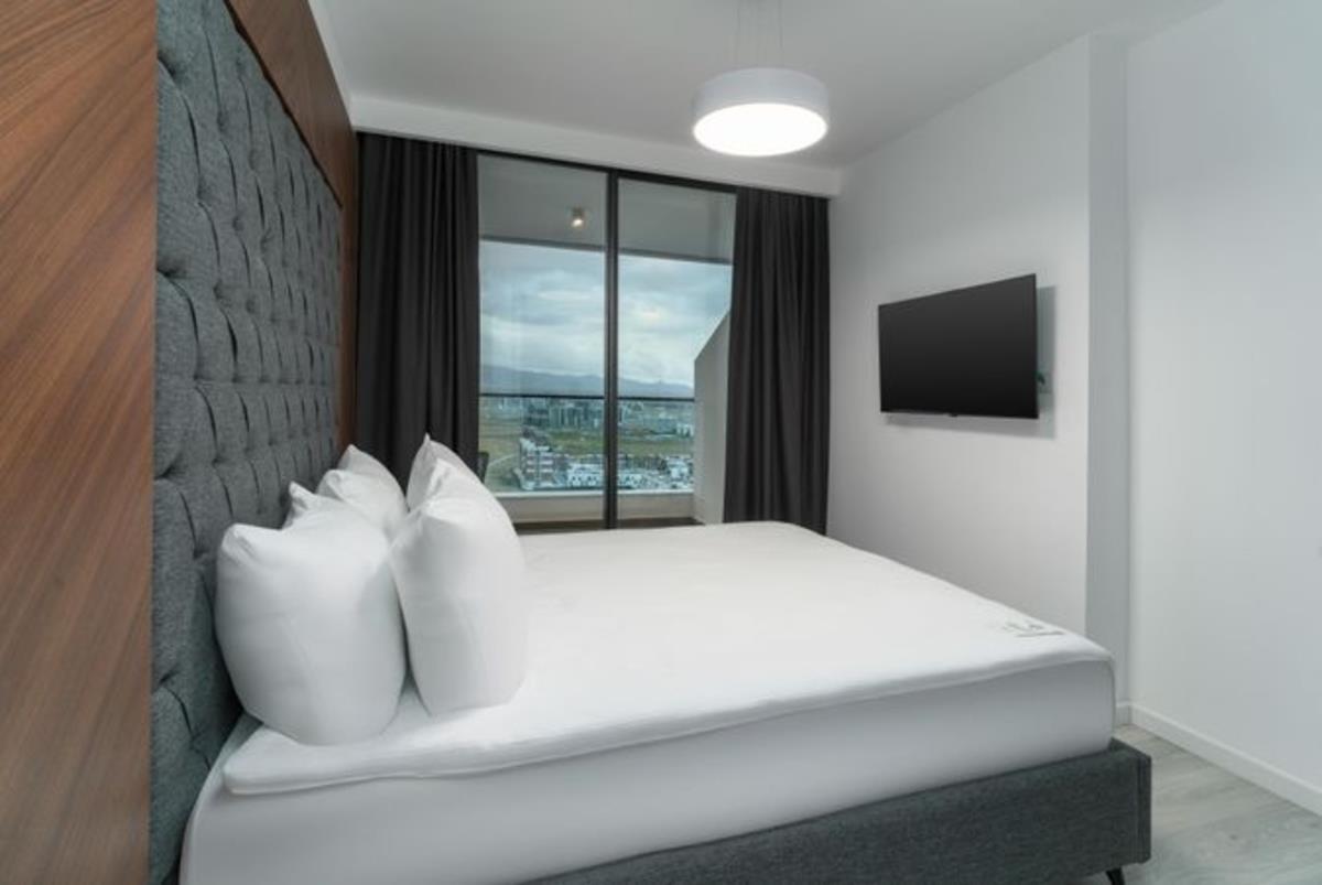 En fazla 4 yetişkin veya 3 yetişkin + 1 çocuk.