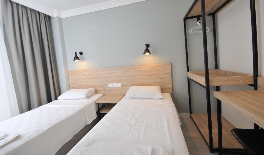 En fazla 3 yetişkin + 1 çocuk + 1 bebek (0-2 yaş) veya 2 yetişkin + 1 çocuk + 1 bebek (0-2 yaş).