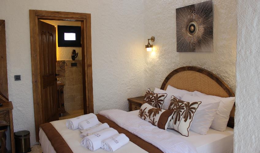 En fazla 2 yetişkin + 1 bebek (0-2 yaş).