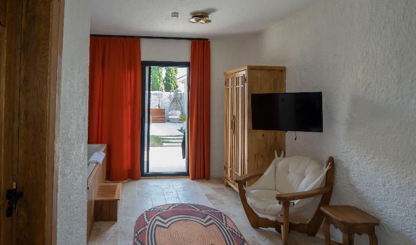 En fazla 2 yetişkin + 1 bebek (0-2 yaş).