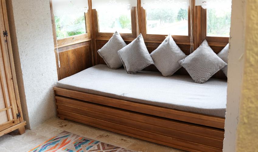 En fazla 3 yetişkin + 1 çocuk + 1 bebek (0-2 yaş) veya 2 yetişkin + 1 çocuk + 1 bebek (0-2 yaş).