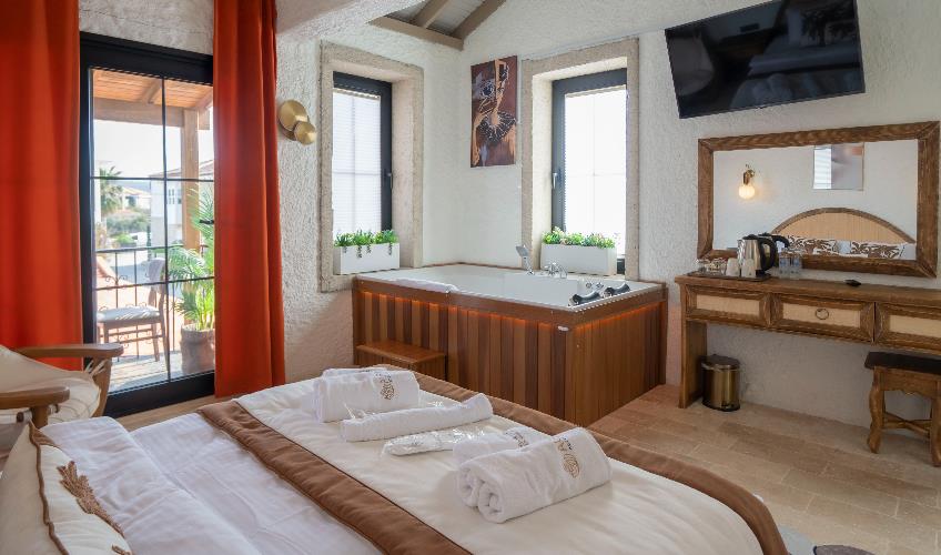 En fazla 2 yetişkin + 1 bebek (0-2 yaş).