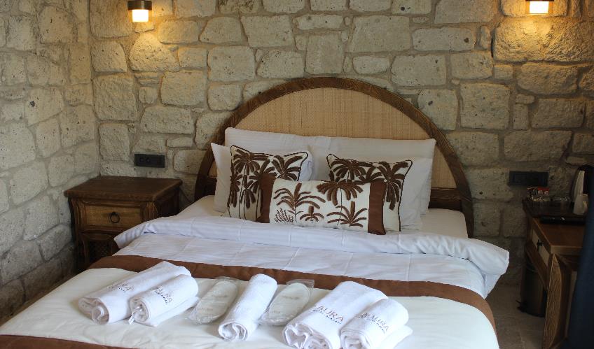 En fazla 2 yetişkin + 1 bebek (0-2 yaş).