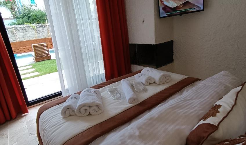 En fazla 2 yetişkin + 1 bebek (0-2 yaş).