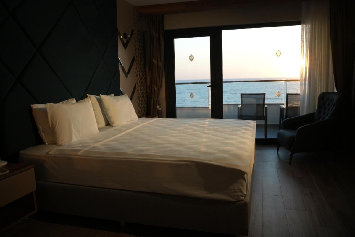 En az 3 yetişkin, En fazla 3 yetişkin + 1 çocuk.