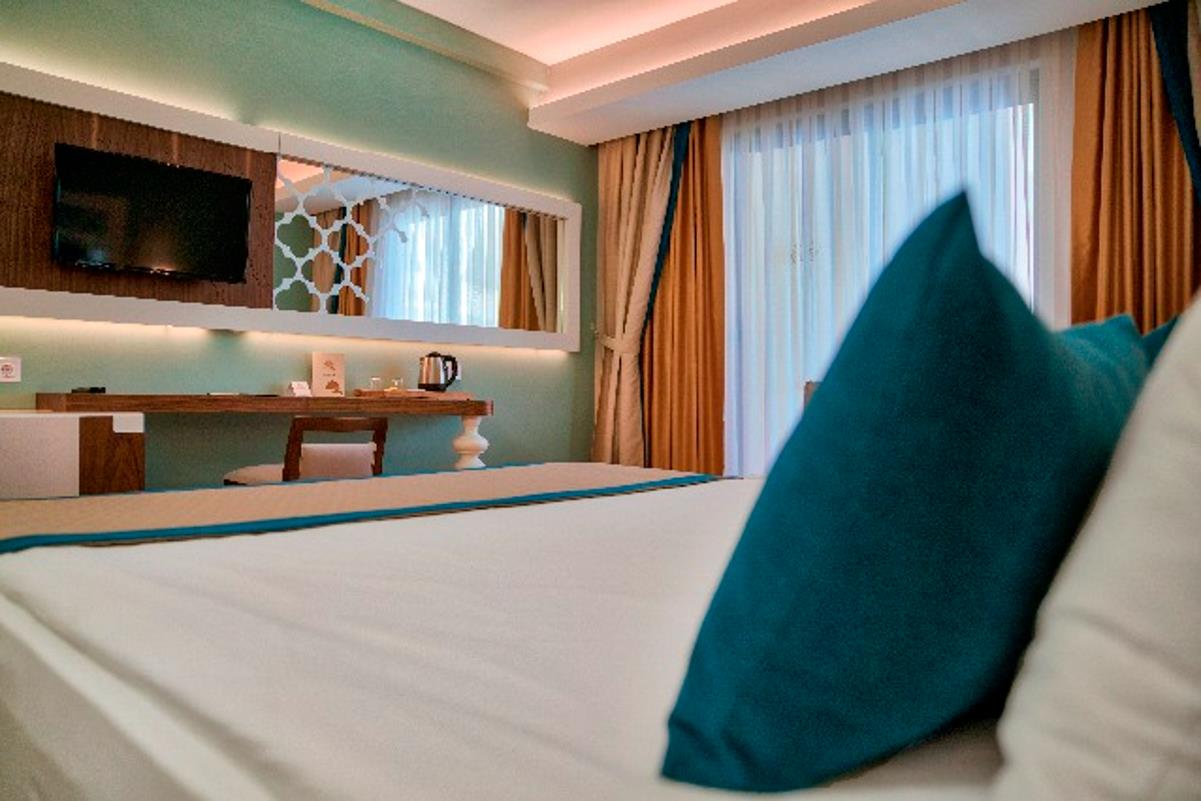 En fazla 3 yetişkin veya 2 yetişkin + 1 çocuk.