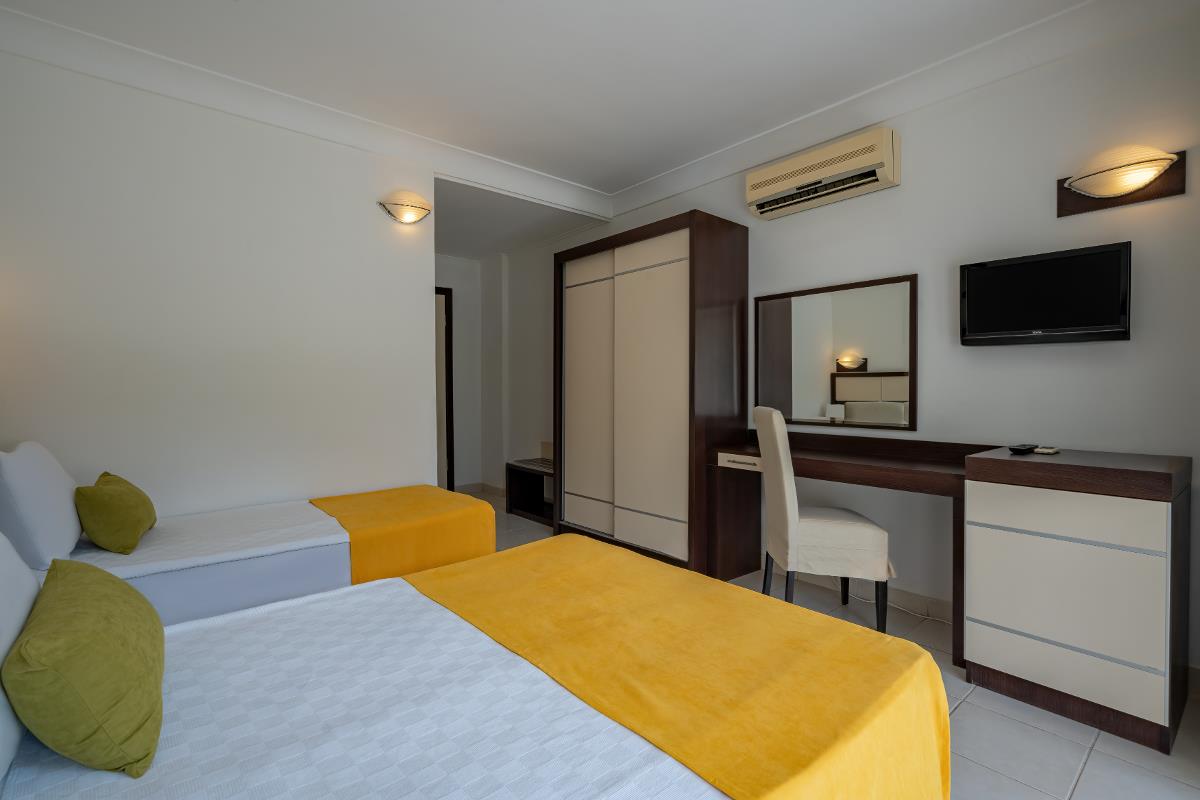 En az 2 yetişkin, En fazla 3 yetişkin + 1 çocuk veya 2 yetişkin + 2 çocuk.