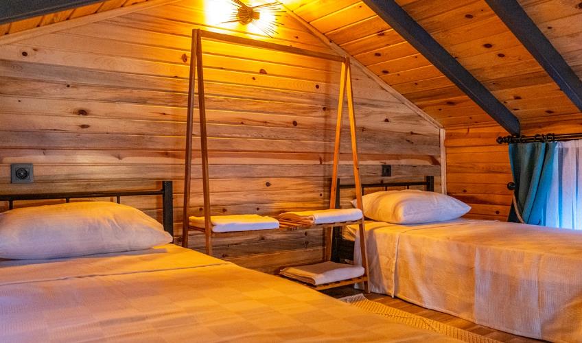 En fazla 4 yetişkin + 1 çocuk veya 3 yetişkin + 1 çocuk.